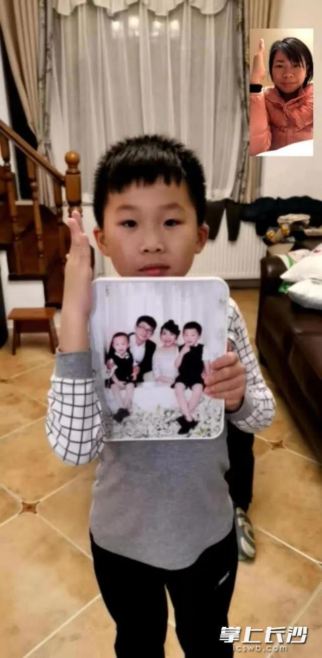 护士收到梅西的球衣,梅西第一次接过10号球衣