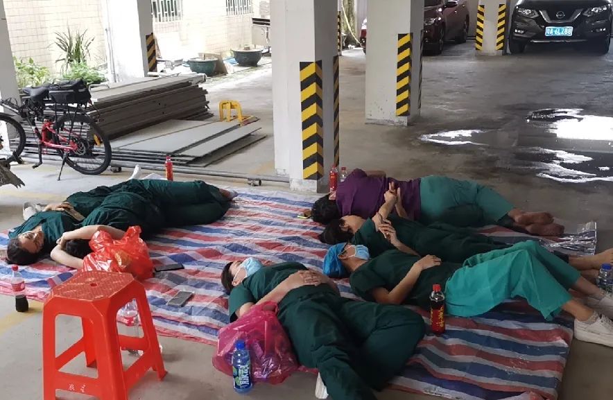 抗疫战场党旗飘扬,抗疫党旗在风雪中飘扬