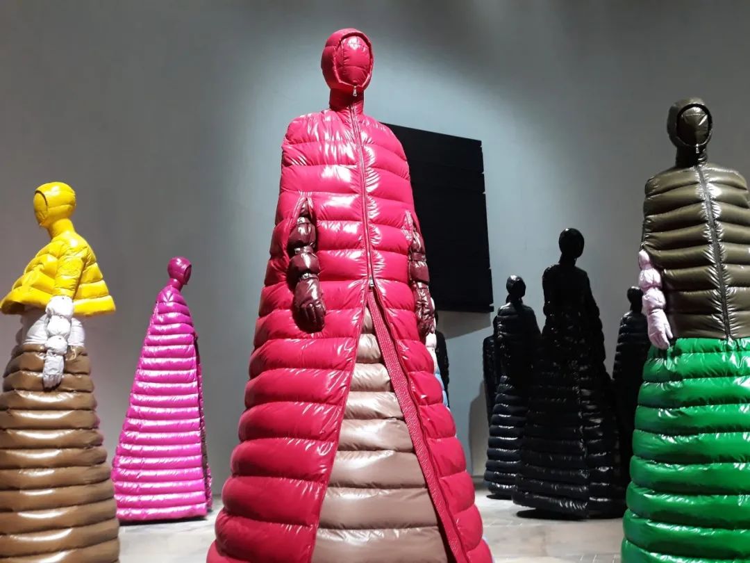 moncler羽绒服国外代言明星,moncler一件羽绒服可以穿几年