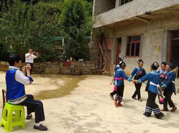 「旅途随笔」贵州安顺,蜂糖山下“银伞”苗