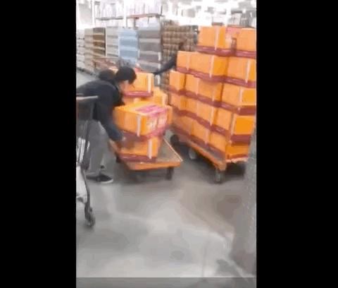 优衣库被抢后续视频,优衣库被哄抢完整版