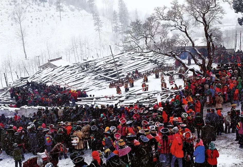 苗族千人共舞祈愿风调雨顺,人神共舞