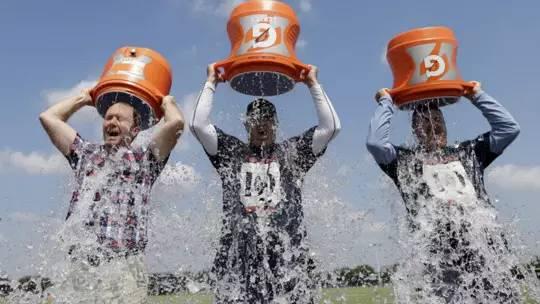 踢瓶盖挑战周杰伦,踢瓶盖挑战谁第一