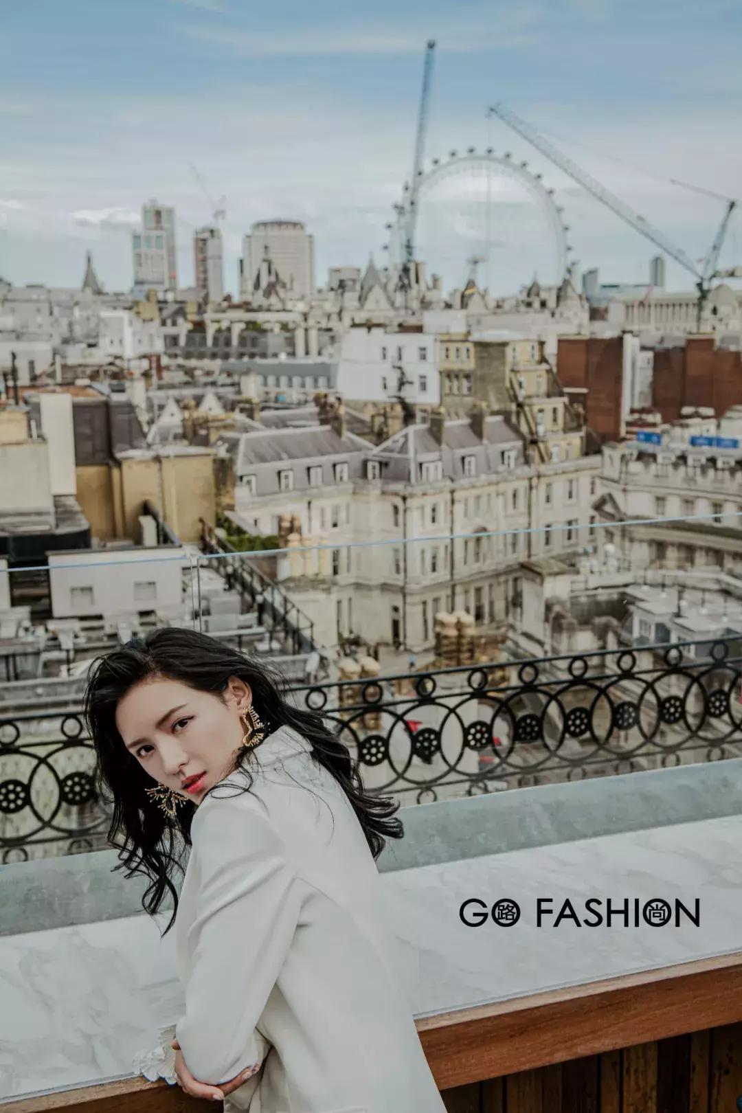 张予曦戴金丝框眼镜,张予曦银色服装