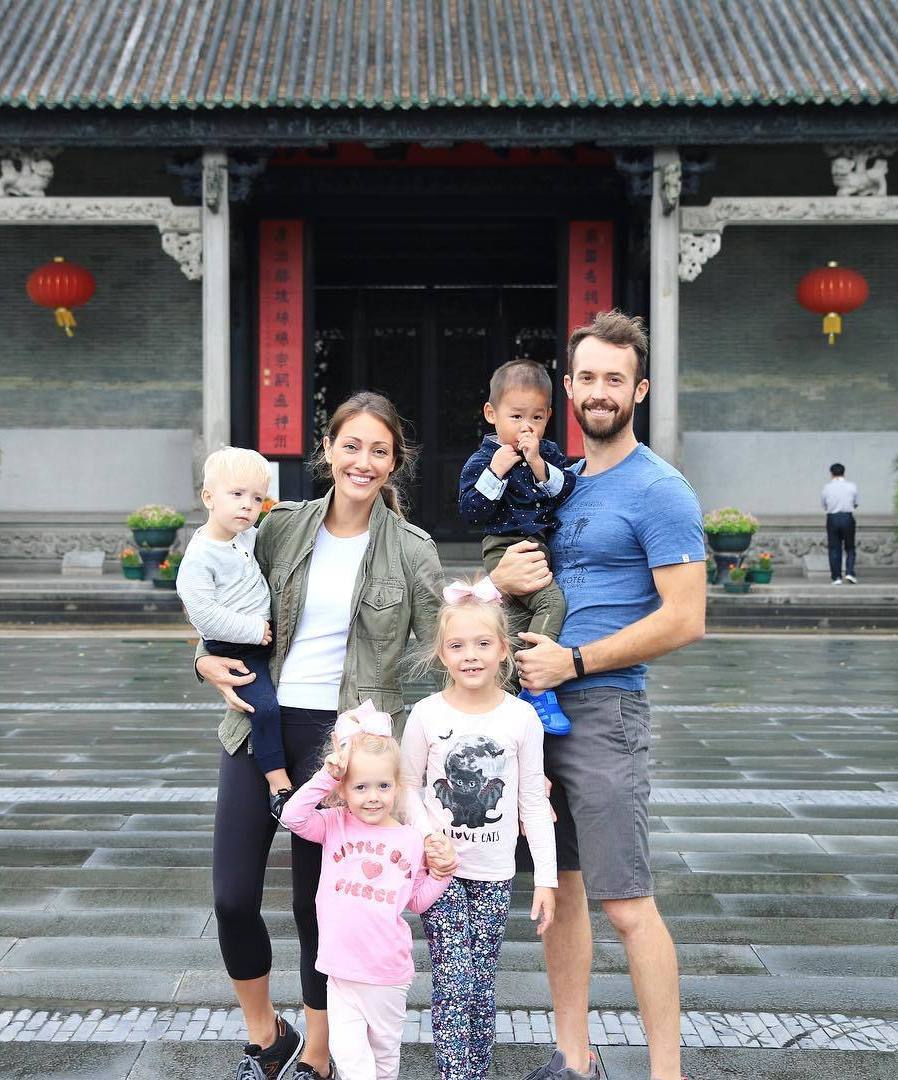 美国网红领养中国残障男孩，疯狂吸血赚钱后就无情抛弃？