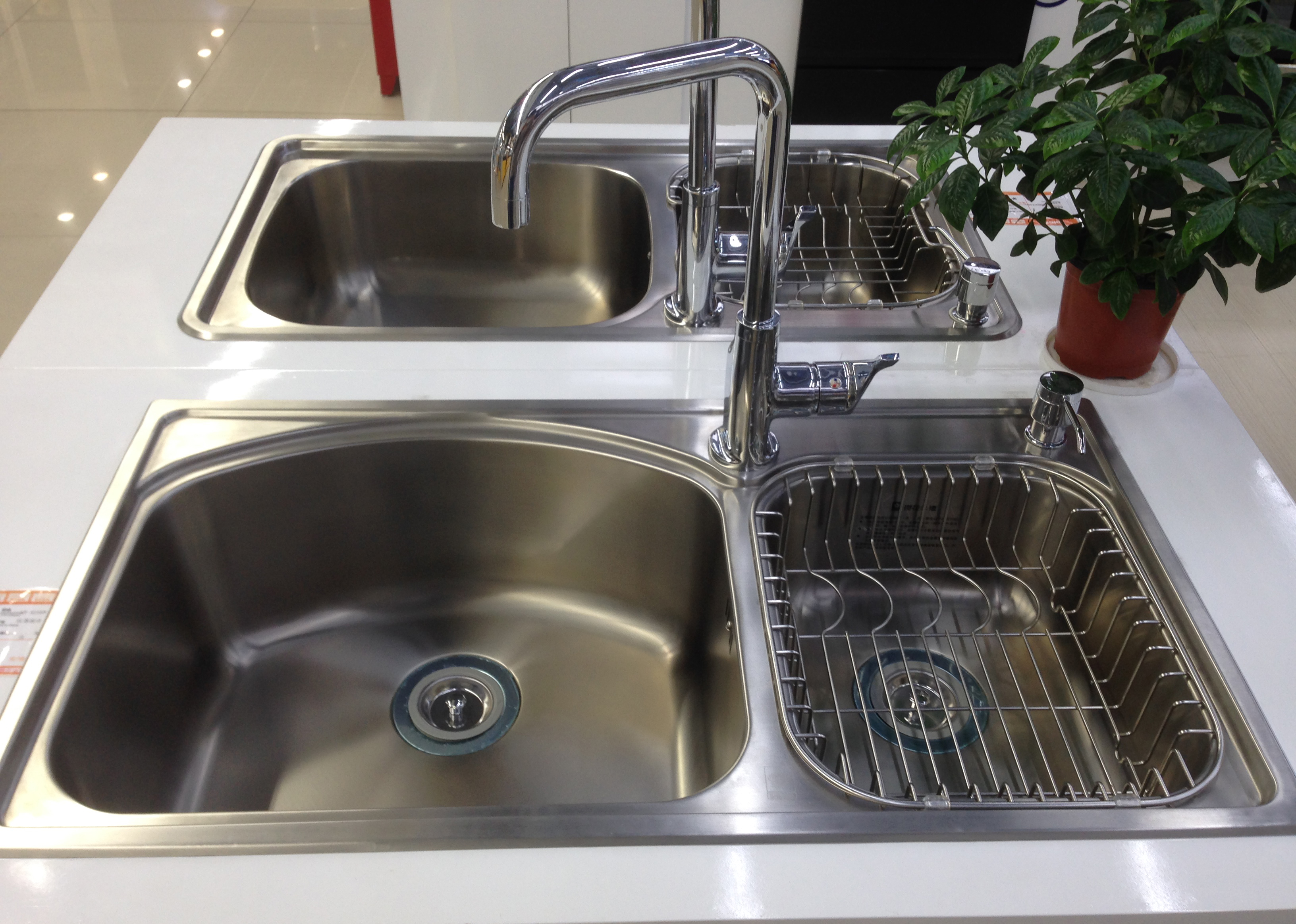 水槽大单槽怎么选不锈钢,不锈钢洗菜盆单槽还是双槽的好用