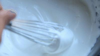 生日蛋糕奶油都用什么做的,生日蛋糕上面的奶油怎么做不会化