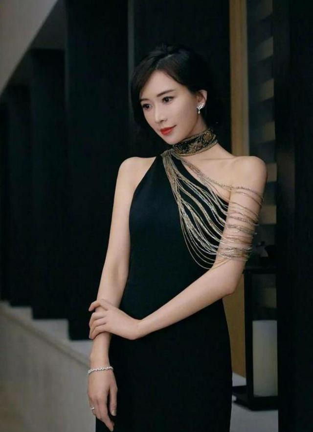 迪丽热巴和唐嫣同穿亮片裙,迪丽热巴和唐嫣穿同款公主裙