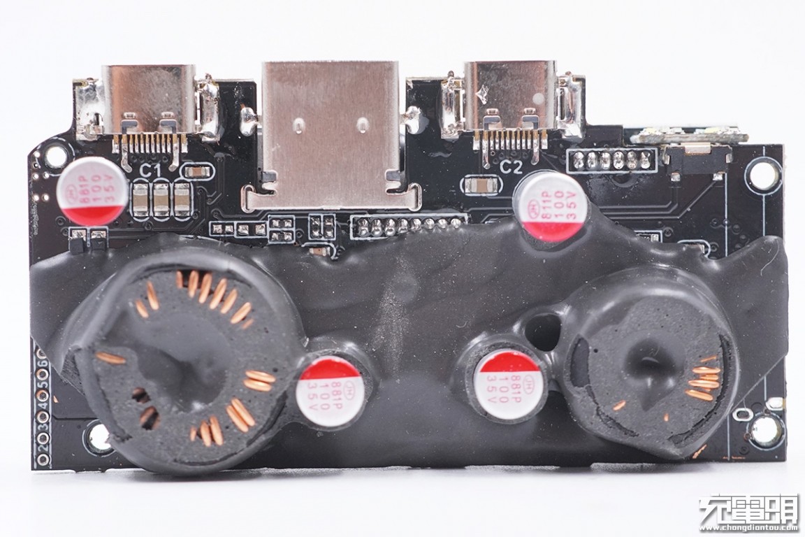 巨能移动电源拆解,绿巨能移动电源评测