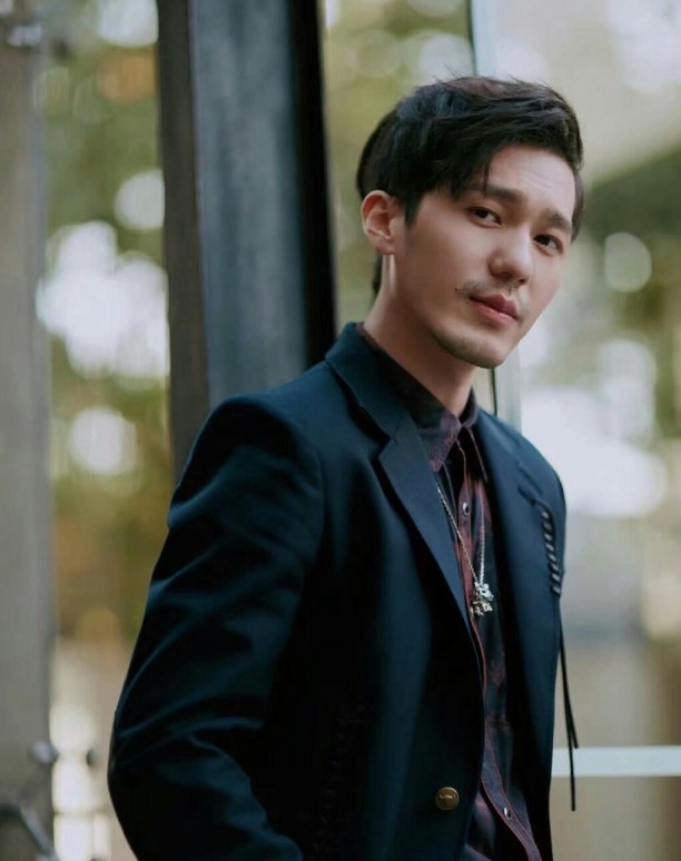 你可以说他不帅，但不得不承认他是型男