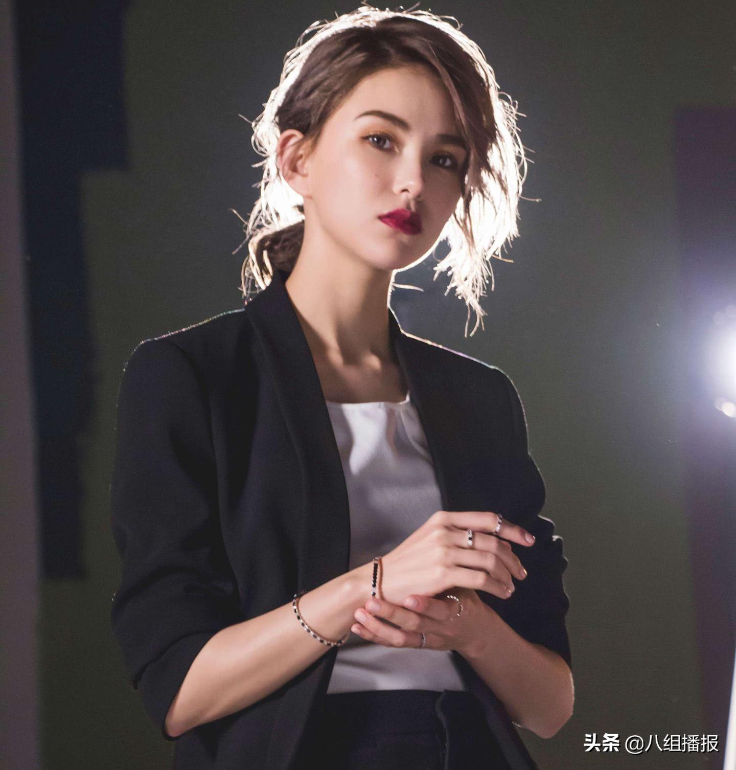 昆凌周杰伦剪短发,昆凌小周周露正脸