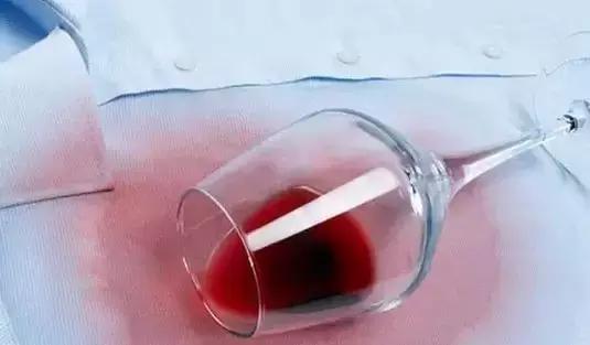 衣服被红酒染了怎么洗,红酒汁染在衣服上怎么清洗