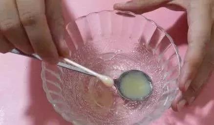 脸上涂红霉素软膏能让皮肤白吗,红霉素软膏能去除脸上的小红点