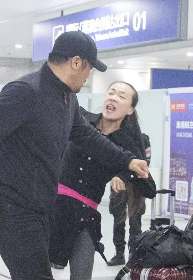 王俊凯推易烊千玺蹲着,王俊凯易烊千玺摸头