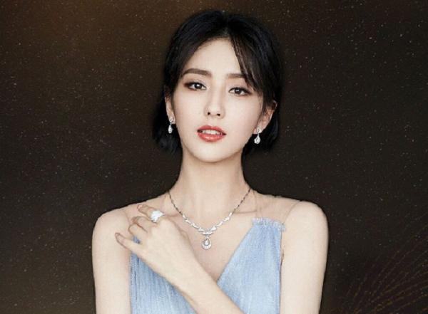 明星机场张翰,明星过安检张翰