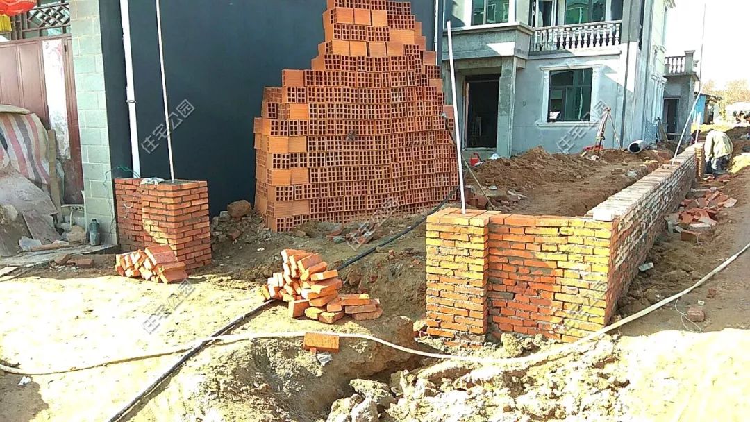 框架建房基础施工,农村建房框架结构哪里找施工队