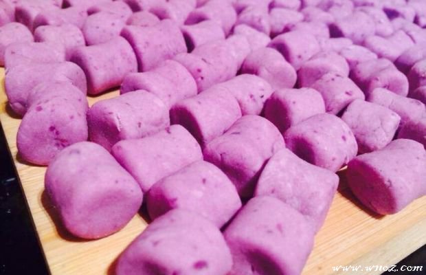 现在最流行的甜品，紫薯芋圆的做法，周末DIY个芋圆