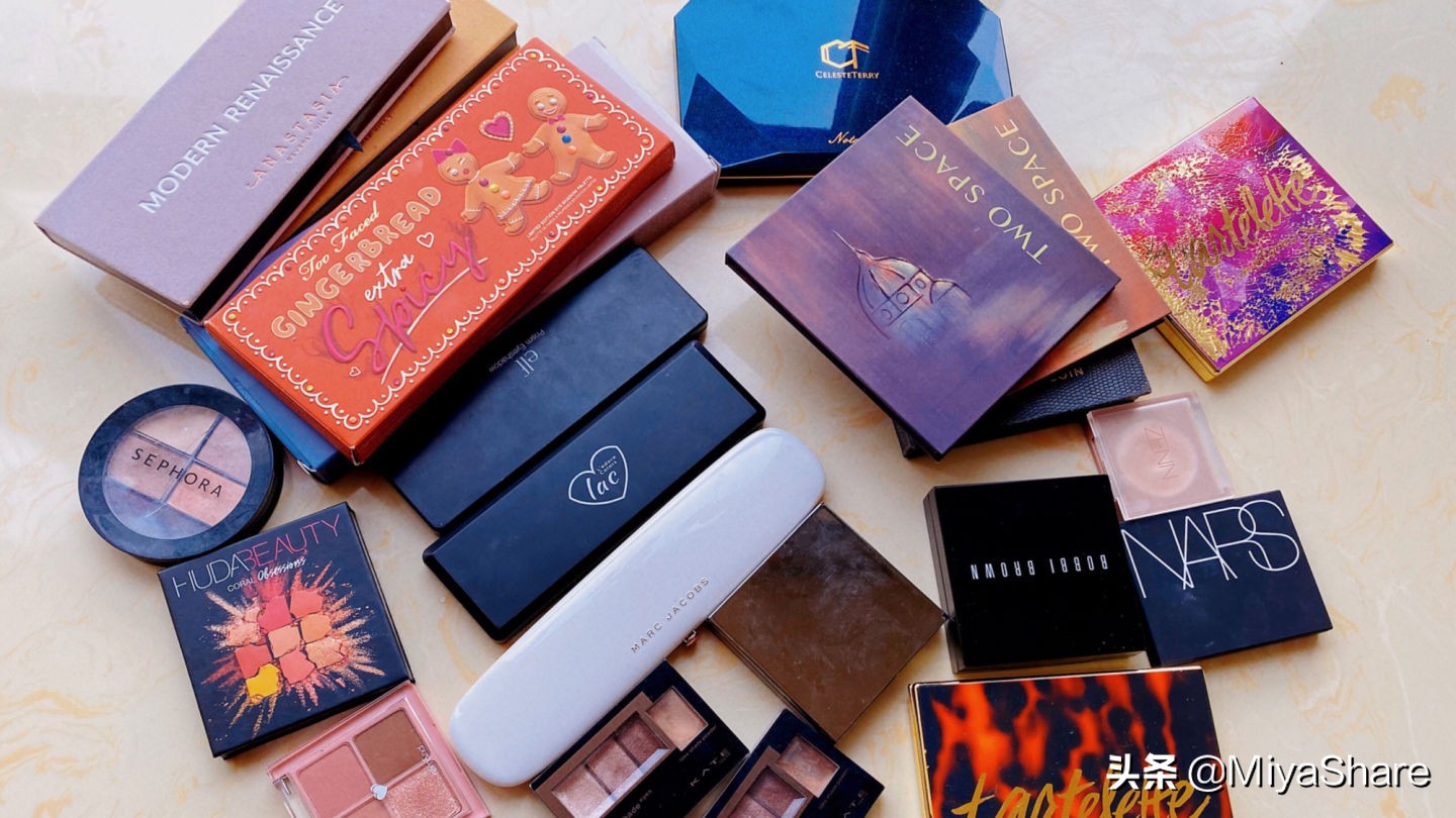 眼影画法首先选择颜色深的眼影,新手眼影入门画法和眼影配色