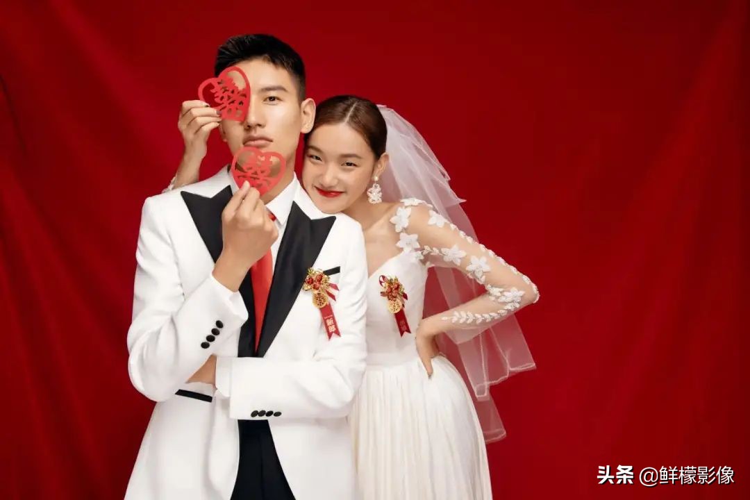 结婚纪念照怎么拍最美,穿黑色衣服拍结婚证件照好看吗