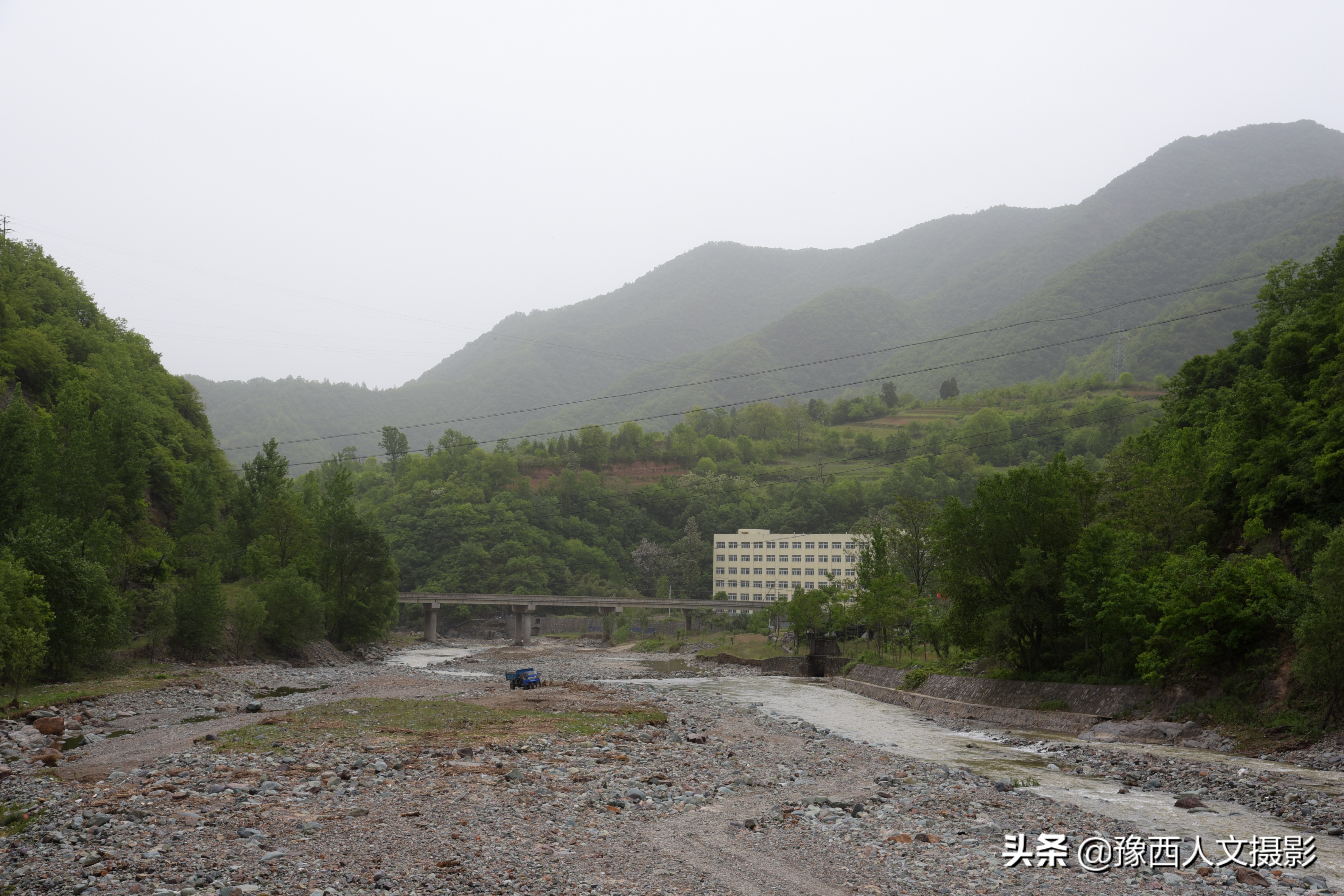 悬崖峭壁上现神秘山洞,大山山顶发现巨大深洞