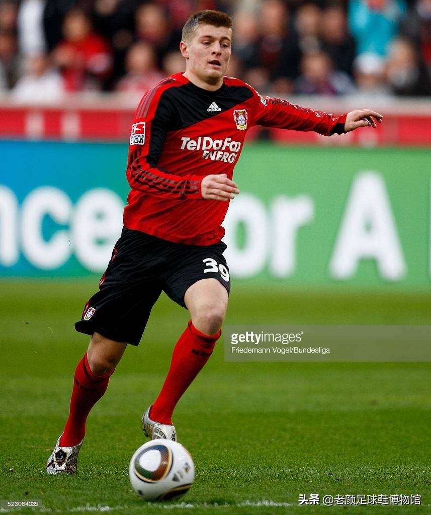 同是穿鞋挑剔的强迫症球星,10年前托尼克罗斯为小贝测试猎鹰鞋