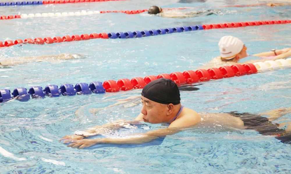 游泳平躺不下沉技巧,初学游泳换气不下沉的技巧