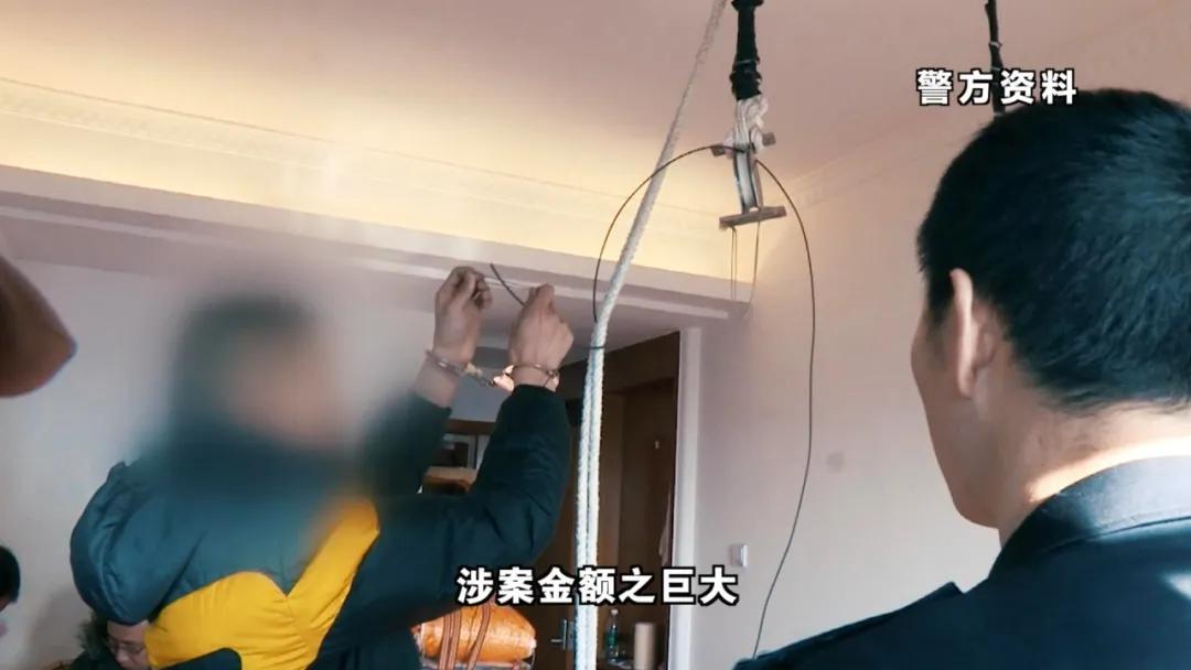 无人机飞出绿色不明物,夜晚高空飞过不明物体