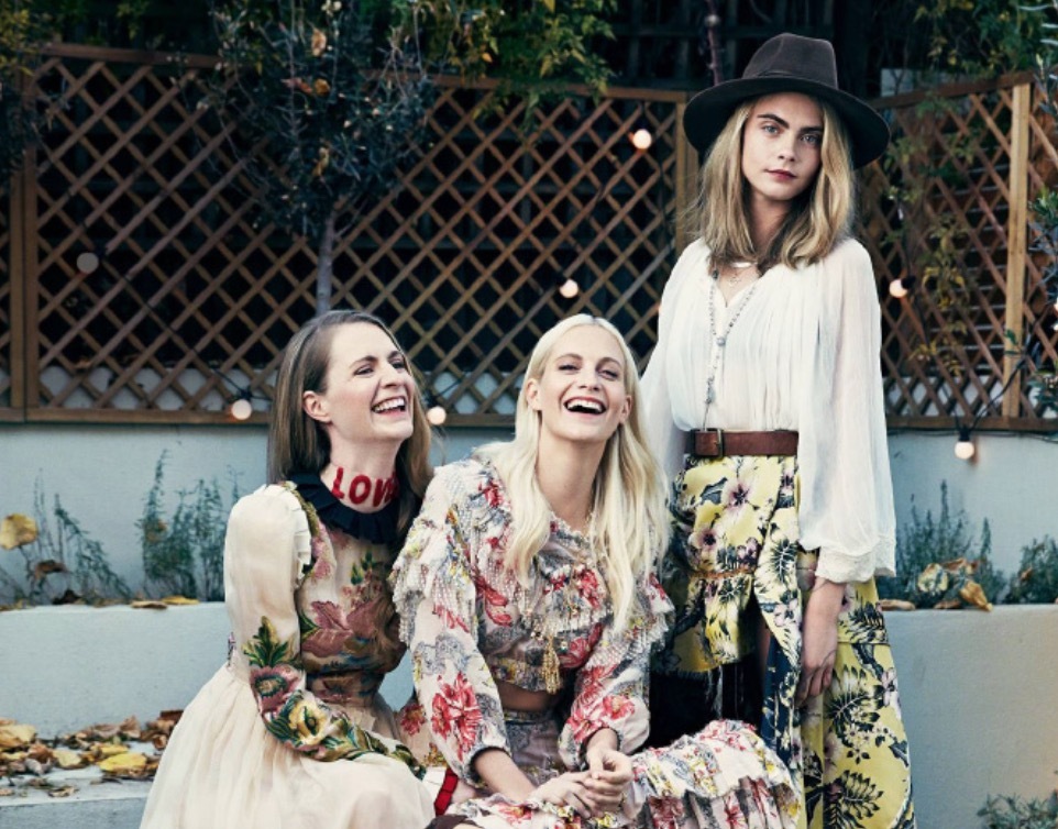 甜！英国贵族超模爱上美国女演员，机场热吻，狂撒狗粮