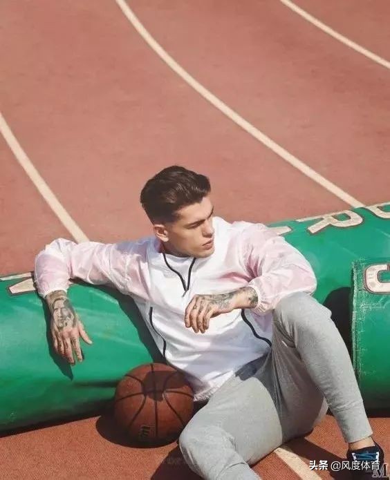 颜值高大长腿还会穿,谁高中没有暗恋过这样一个体育生?