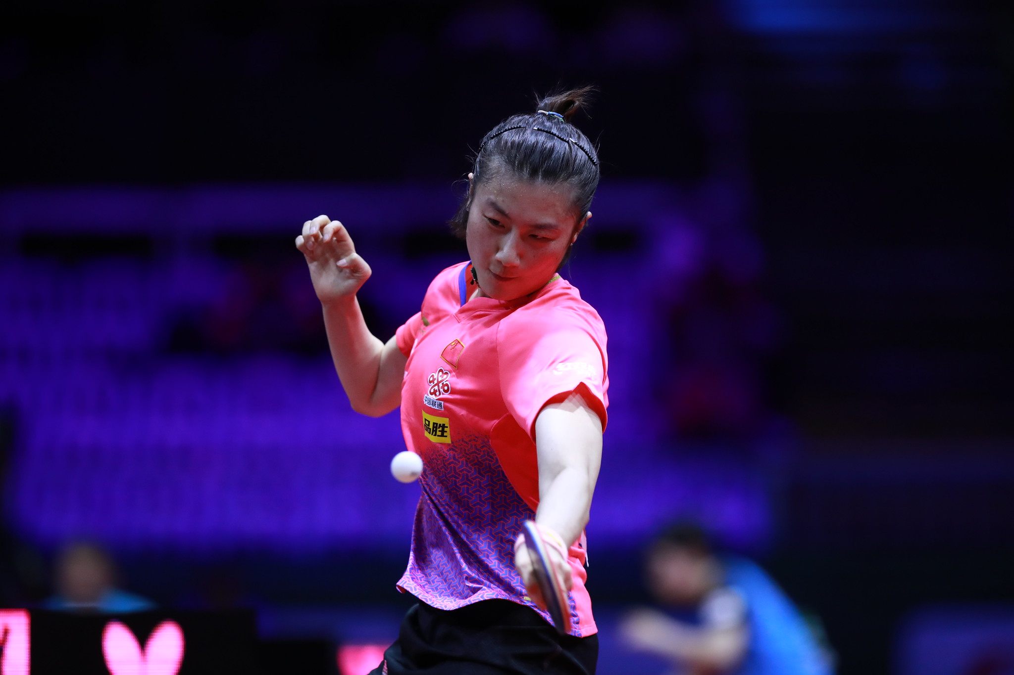 邓亚萍比赛时的霸气眼神,邓亚萍谈新老队员的打法