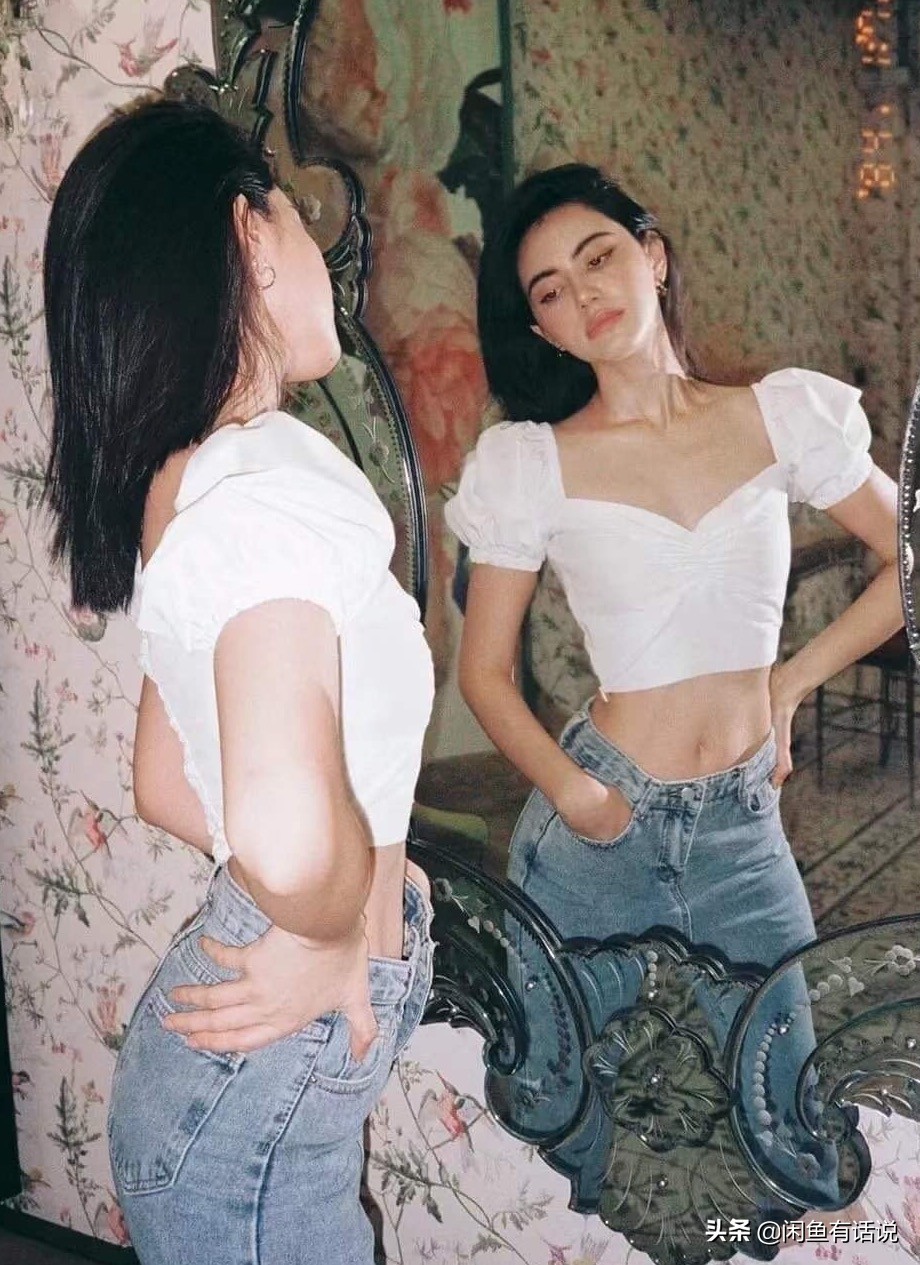 她不愧是泰国最美“芭比”，肚兜裙配网袜秀身材，展现绝佳臀腰比