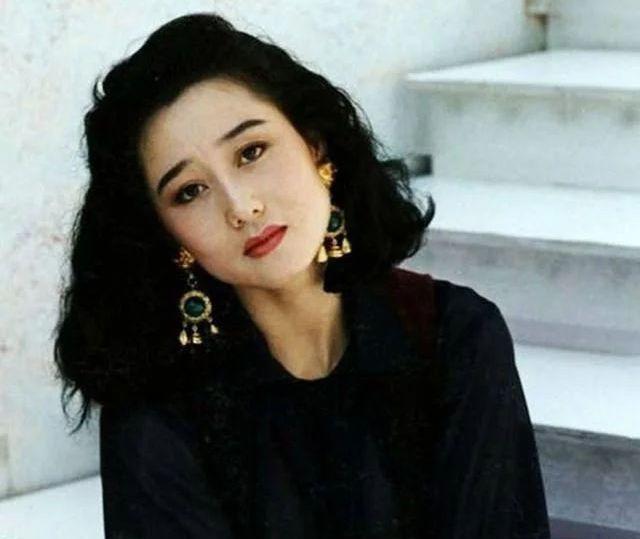 何鸿燊的传奇情史,和5个女人纠缠79年之久,风流半生却无一真爱