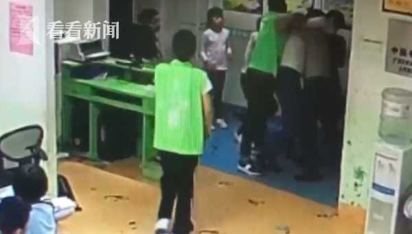 8岁男孩校外午托班被学长踹伤，隐私部位破皮出血