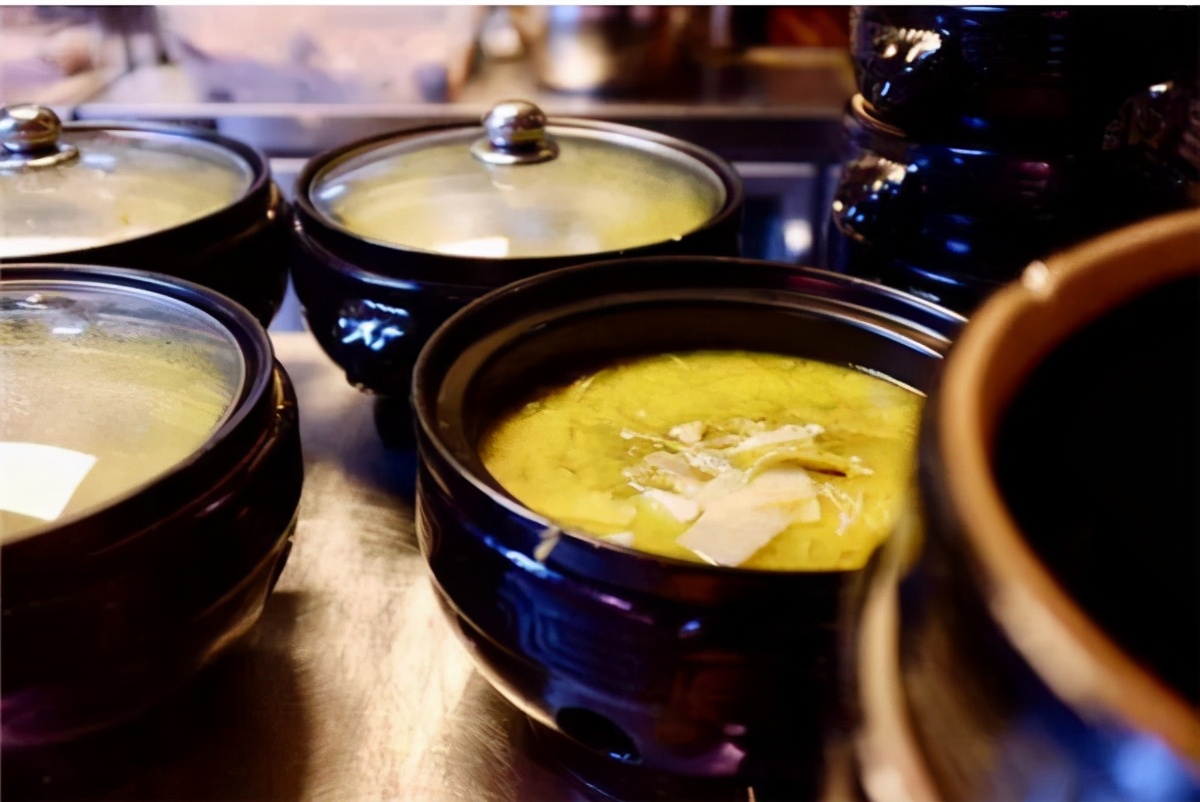 为什么熬好的肉汤在冰箱里是好的，拿出来一加热，立刻变馊了？