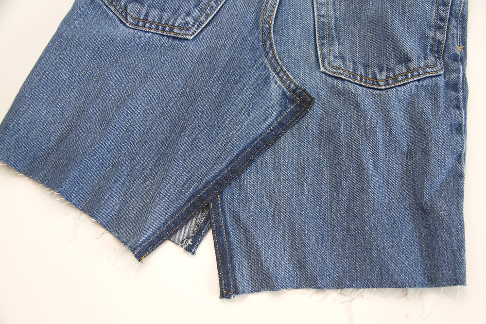 把一条闲置的牛仔裤改造成牛仔短裙，只要学会这个方法，轻松制作