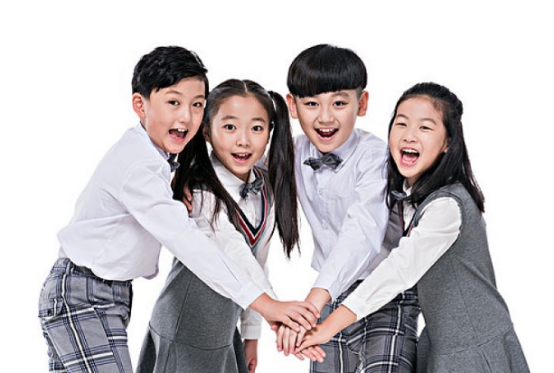 6岁小女孩空翻练出8块腹肌,学生如何练成八块腹肌还有后空翻