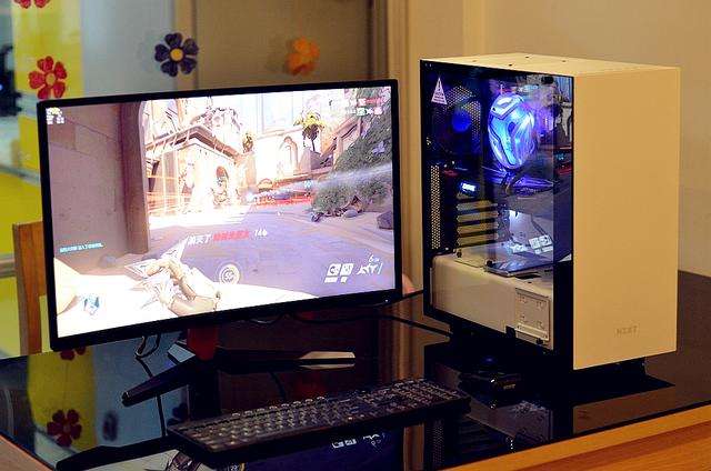 粉丝给蜗牛看他的电脑，能配出这种电脑的绝对是人才，黑科技满满