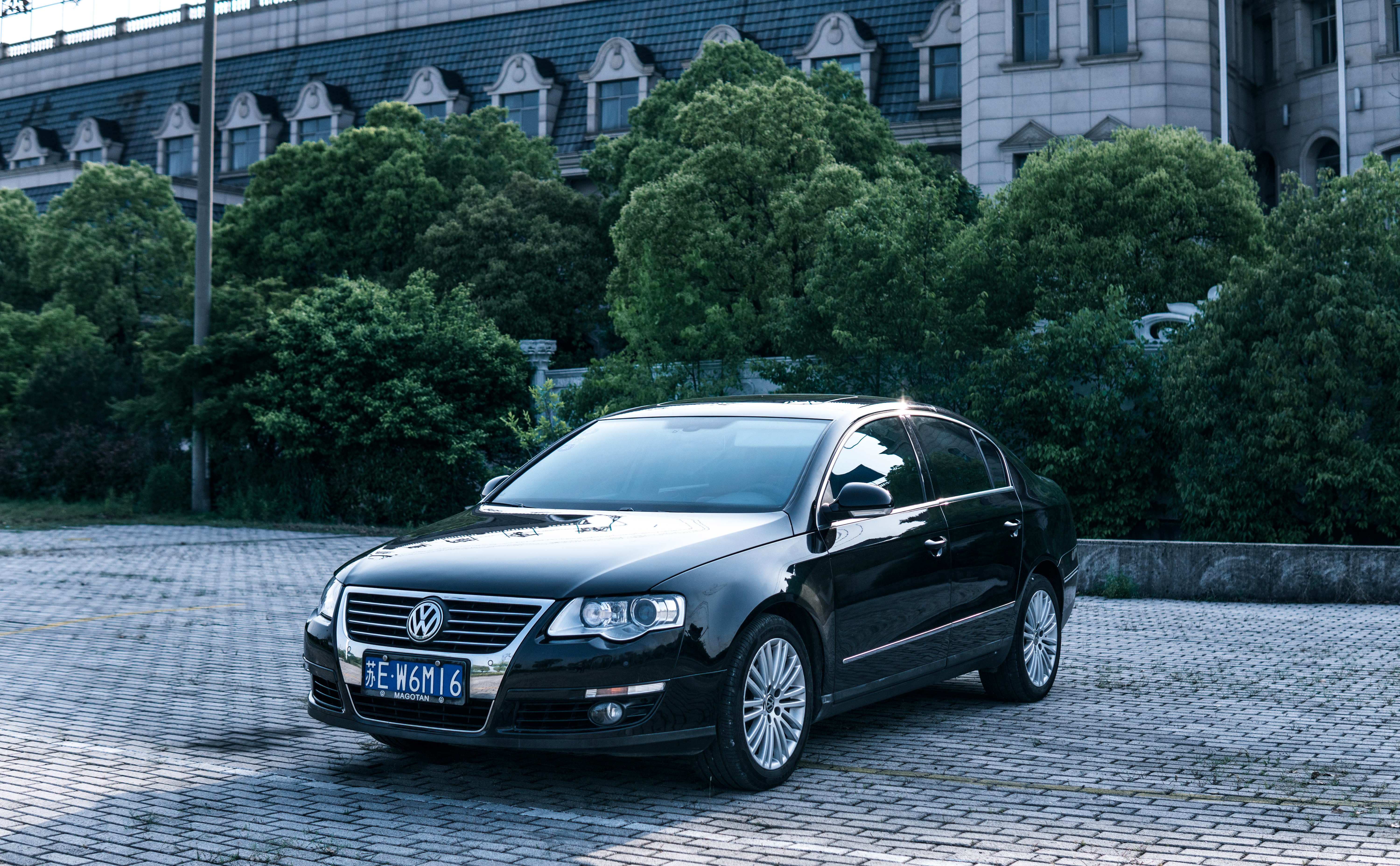 开着曾经的最美大众探寻废弃城堡，如今B6迈腾还值得购买吗？