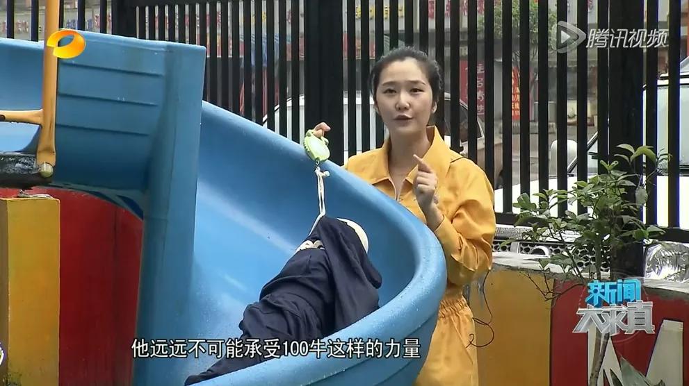 男孩儿被拉链卡住了,男孩被拉链卡住了眼皮被扯掉