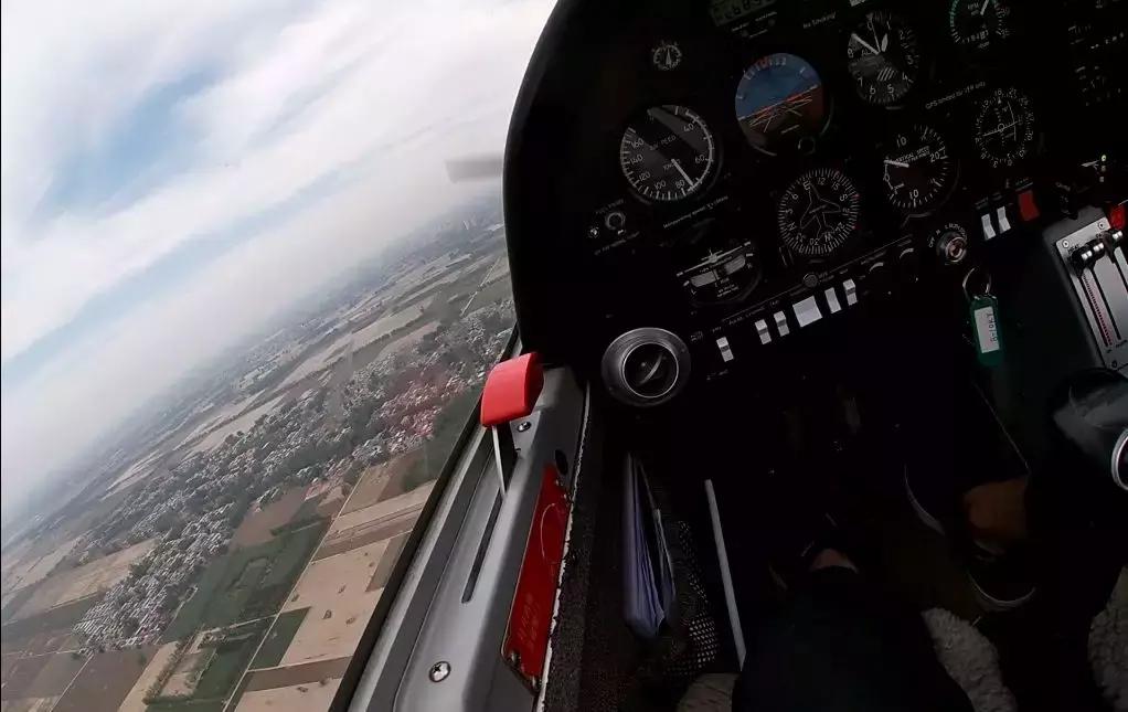 七夕情人热吻60秒，免费让TA获取空中体验开飞机十分钟资格