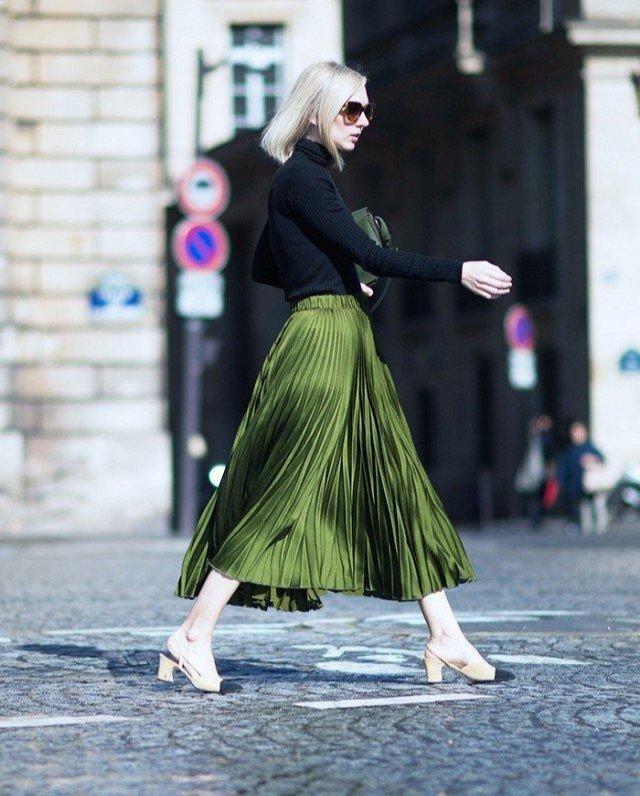 一条一年四季都能穿的万能百褶裙 (早春穿上这件百褶裙又仙又时髦)