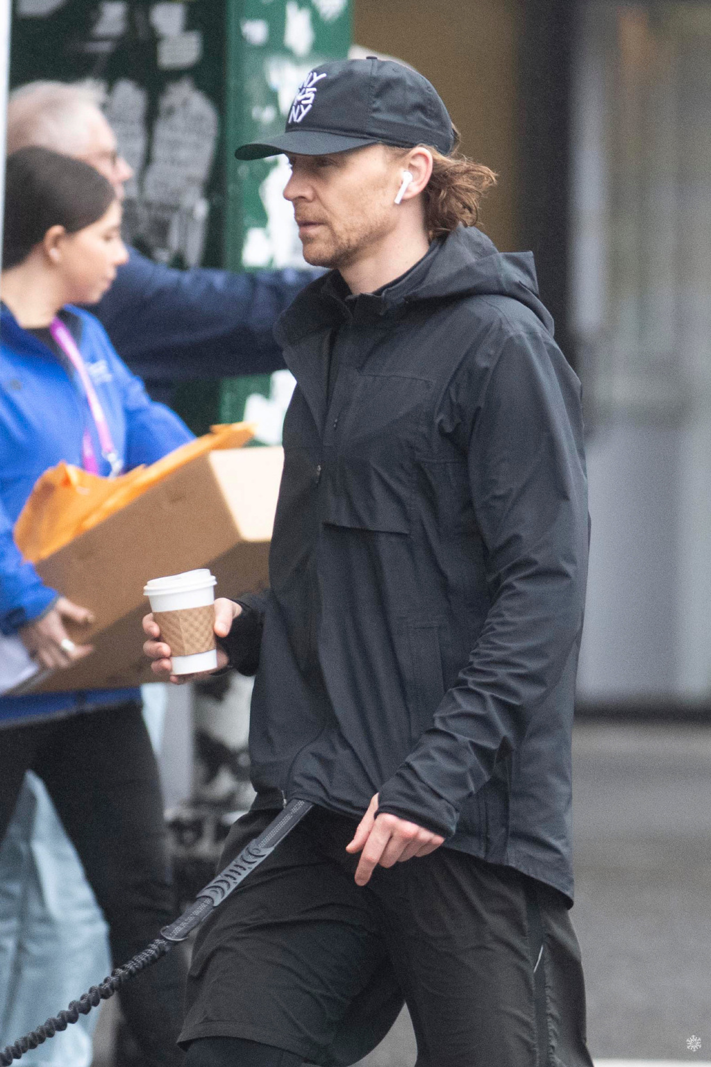 洛基出门遛狗,年轻洛基见到老年洛基