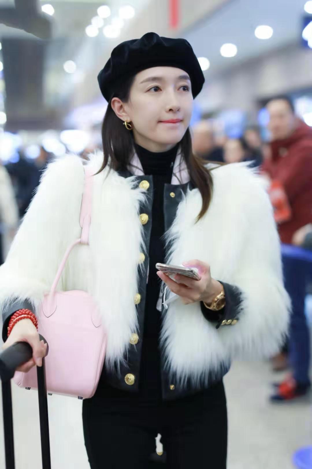 江疏影机场同款粉色套装,江疏影粉色机场外套同款