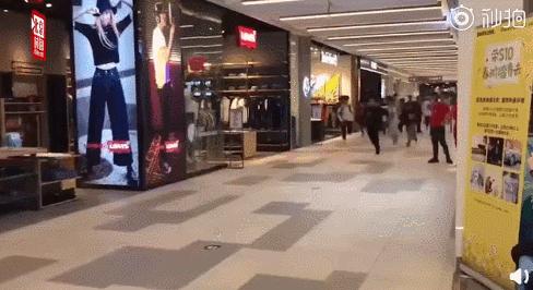 优衣库回应联名款被哄抢,被抢购优衣库衣服图片