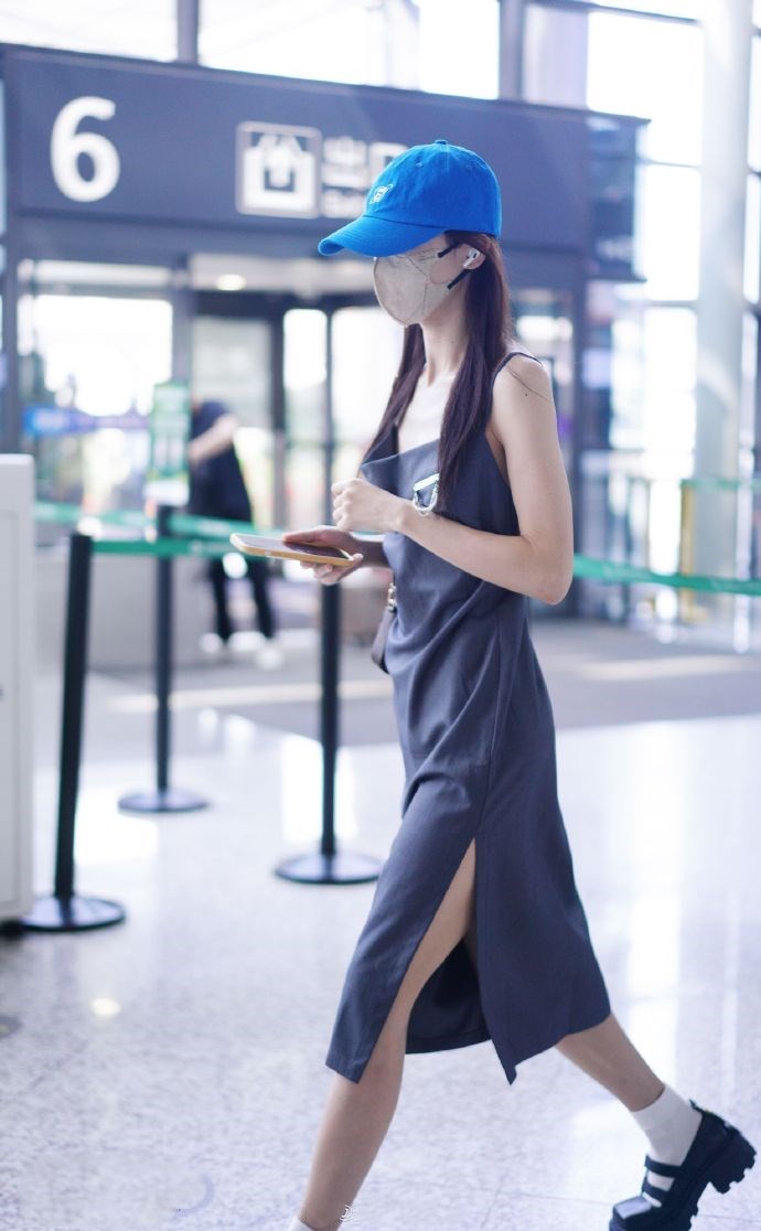 金晨真的太瘦了，穿吊带裙现身领口耷拉，走路还得拿手遮太尴尬