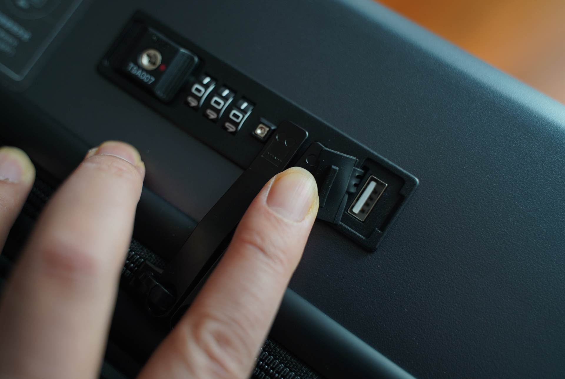 地平线8号登机箱值不值得买,地平线8号行李箱测评全部视频