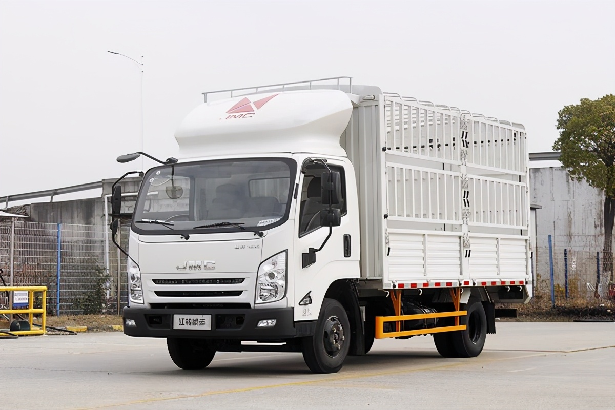 搭载腾豹3.0发动机，后视镜可显示四路影像，实拍江铃凯运轻卡