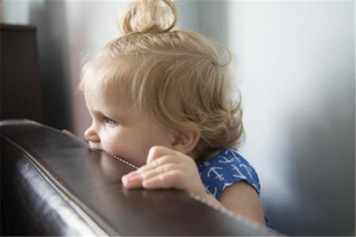 小孩子一急就咬人怎么办,三岁小孩一急就咬人怎么教育