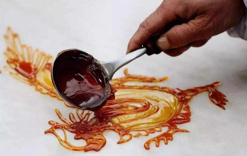 77岁的农村大爷卖货幕后,72岁大爷摆摊卖糖画