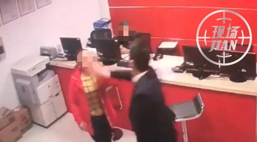 闹心！无锡女士车停滨湖万达广场被砸价值上万元物品被偷